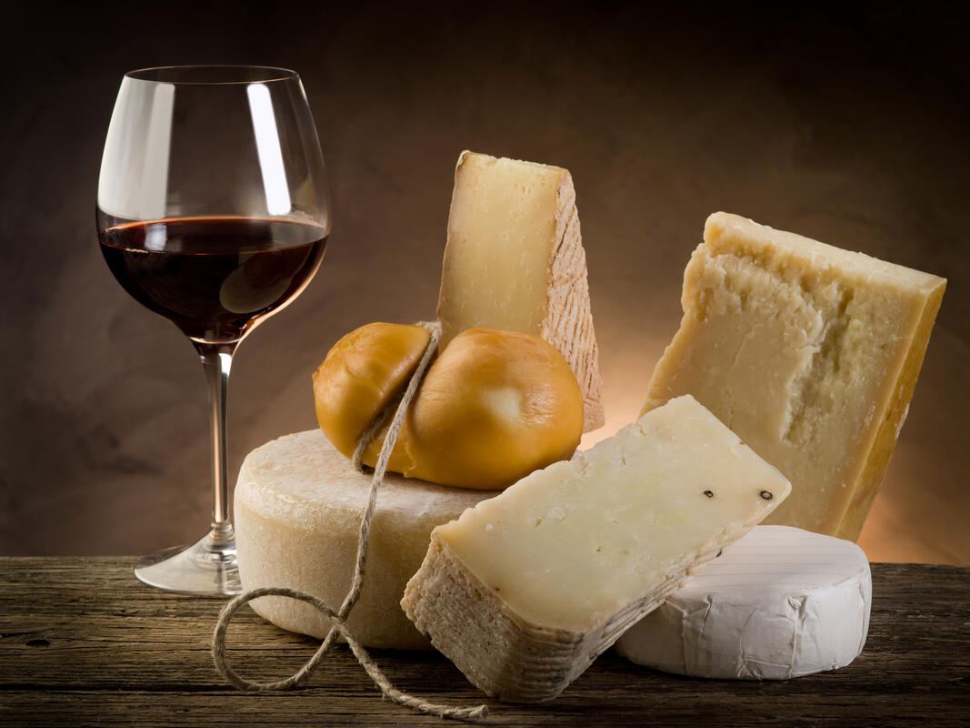 Parmigiano, Olio, Vino: l’Italia Accelera le Esportazioni Verso gli USA Prima che Scattino i Nuovi Dazi