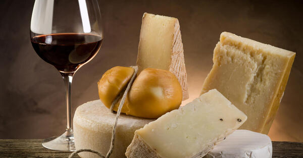 Parmigiano, Olio, Vino: l’Italia Accelera le Esportazioni Verso gli USA Prima che Scattino i Nuovi Dazi