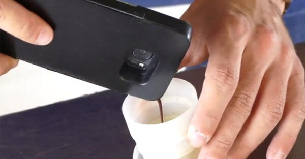 Mokase: la prima cover per smartphone che prapara il caffè